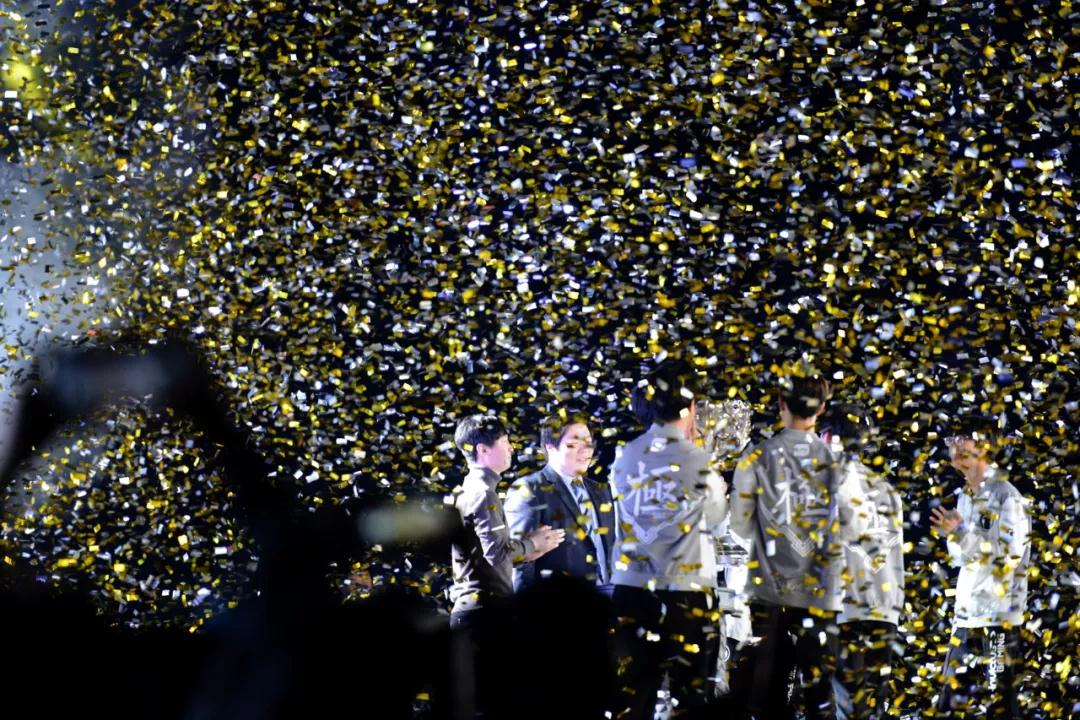 几乎逆转了 10,000 分！ ThunderTalk Gaming 在趋势下两次击败对手。 EDward Gaming 在第一场比赛中毫无危险地击败了 ThunderTalk Gaming